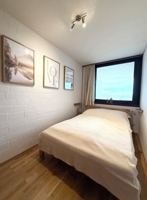 2 bedrooms, travel crib, free WiFi