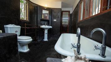 Serviettes fournies, papier toilette