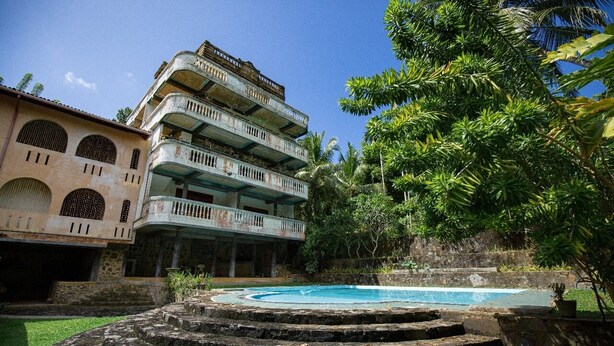 A multi-story building with a pool and a staircase leading to a lower level. - Thuru Sewana Villa (Unawatuna)
