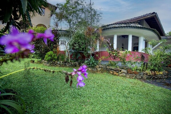 Deluxe Double Room, Garden View | Living area