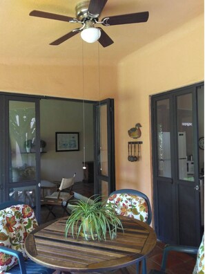 Interior - Cuernavaca's Hidden Gem: Adorable Bungalow with WiFi & Serene Garden Escape. (Cuernavaca)