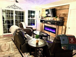 TV, fireplace - Creekside Retreat on Beech Mountain (Beech Mountain)