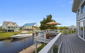 Outdoor dining - Sea Level BSL 3BR 3BA Waterfront (Shoreline Park)