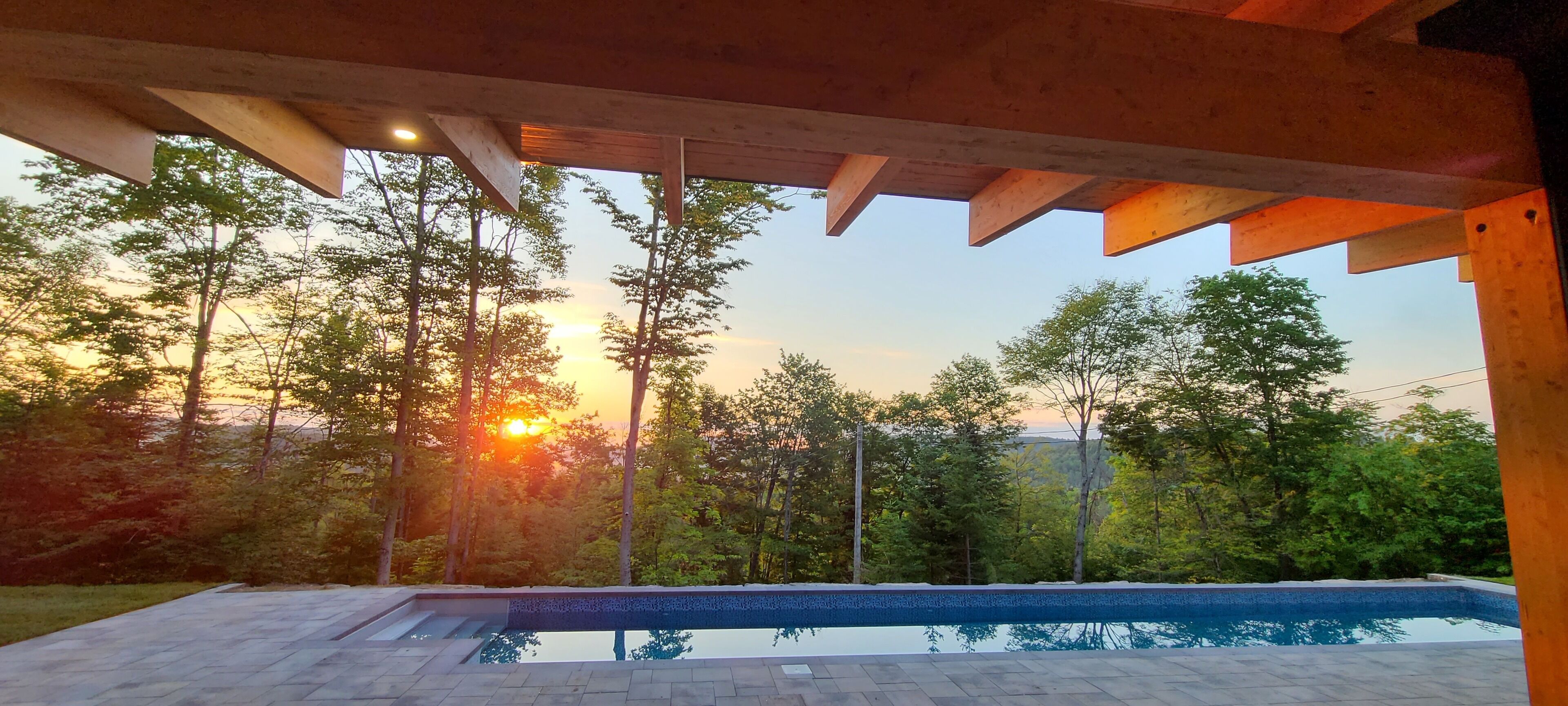 Utendørsbasseng og et oppvarmet basseng