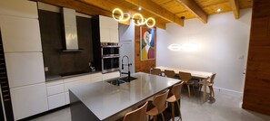 Mikrovågsugn, ugn, spishäll och diskmaskin