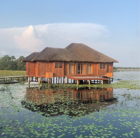 Extérieur. 3-bedroom Luxury Villa near Nzulezu with WiFi, AC and Free Breakfast
