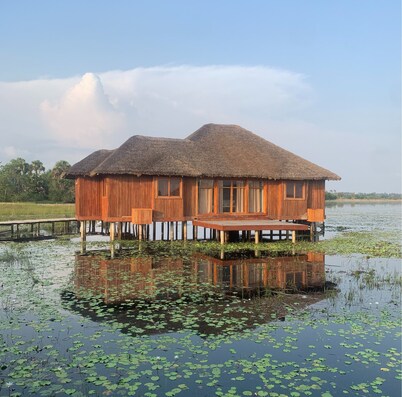 3-bedroom Luxury Villa near Nzulezu with WiFi, AC and Free Breakfast