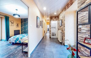 3 habitaciones, tabla de planchar con plancha y cuna de viaje 