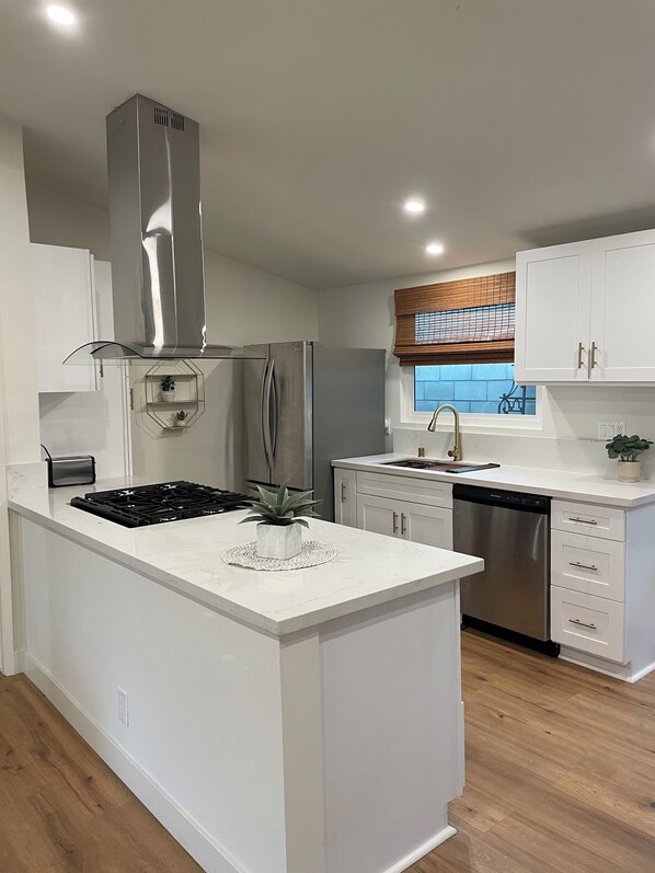 Micro-ondas, fogão, cooktop, lava-louças