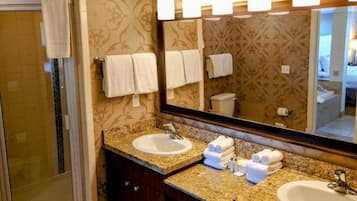 Suite estudio, vistas a la ciudad | Baño | Ducha y bañera combinadas y artículos de higiene personal gratuitos