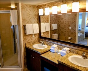 Studio Suite, pemandangan kota | Kamar mandi | Kombinasi shower/bathtub dan perlengkapan mandi gratis