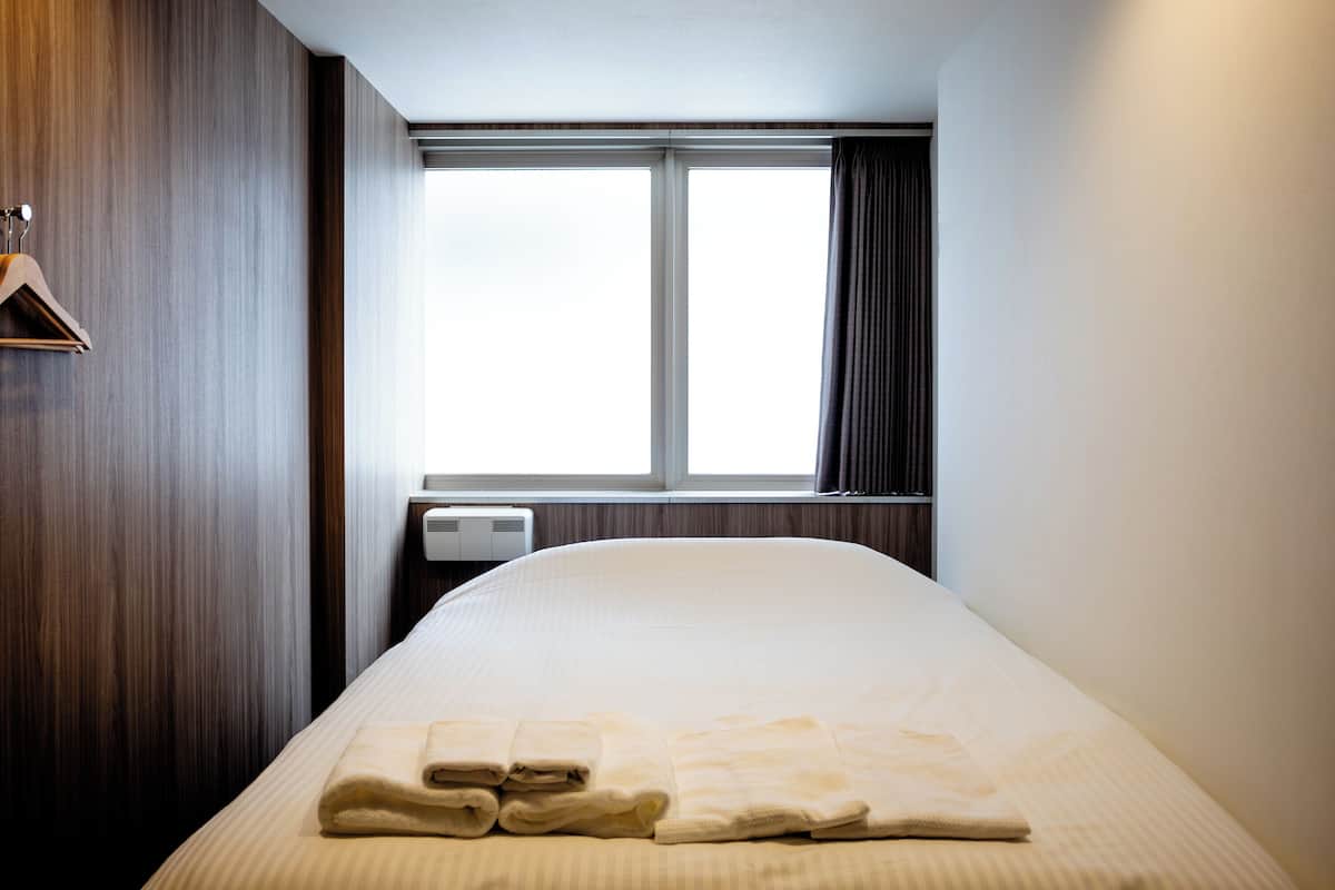 Habitación básica doble (Shared bathroom only) | Wifi gratis y ropa de cama