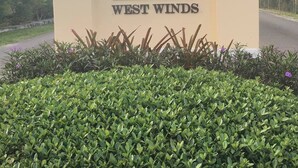 Un letrero de West Winds con logotipo y nombre.