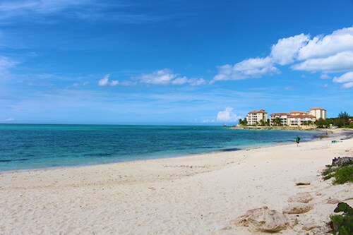 Cozy 2-bedroom townhome in lovely gated community in Nassau with WiFi and AC.