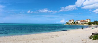 Cozy 2-bedroom townhome in lovely gated community in Nassau with WiFi and AC.