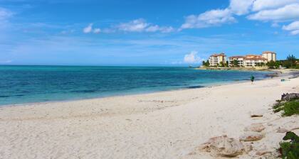 Cozy 2-bedroom townhome in lovely gated community in Nassau with WiFi and AC.