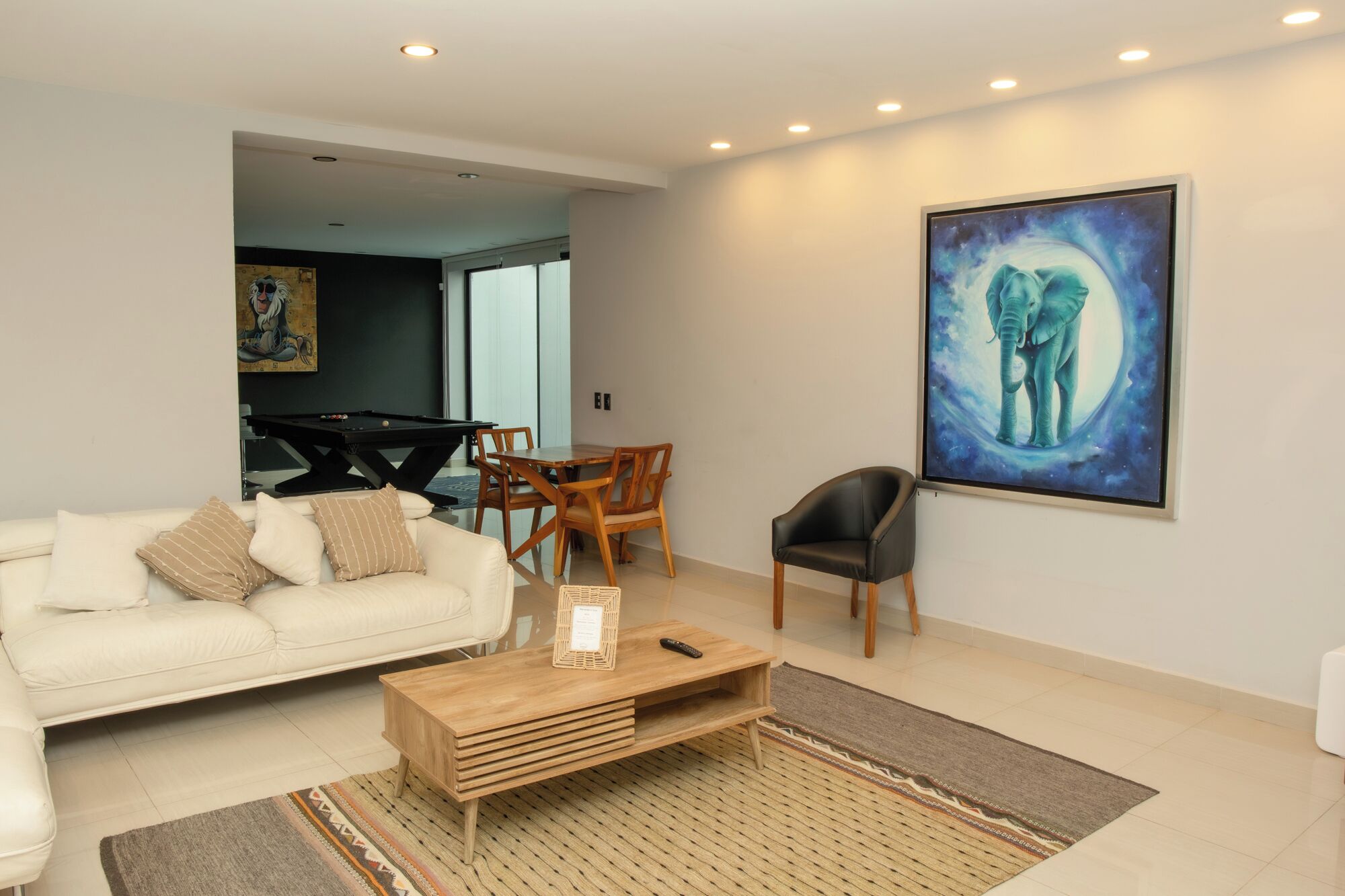 Casa familiar, vista a la alberca | Área de sala de estar | Televisión de 52 pulgadas con canales digitales y Netflix 