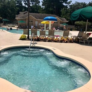 حمّام سباحة مُدفَّأ