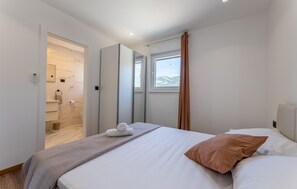 4 bedrooms, iron/ironing board, travel cot, free WiFi