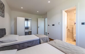 4 dormitoris, planxa i posts de planxar i un bressol de viatge 