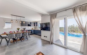 Fridge, oven, dishwasher, coffee/tea maker