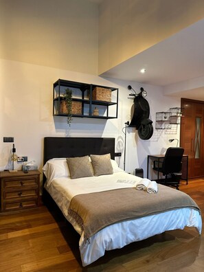1 slaapkamer, een strijkplank/strijkijzer, wifi, beddengoed