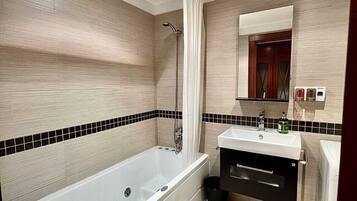 SĂšche-cheveux, serviettes fournies, savon, papier toilette