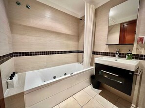 Hair dryer, towels, soap, toilet paper - Central Suites Arenal  (Vigo)