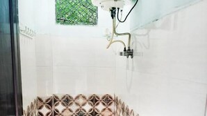 シャワー、バスアメニティ (無料)、タオル、石鹸