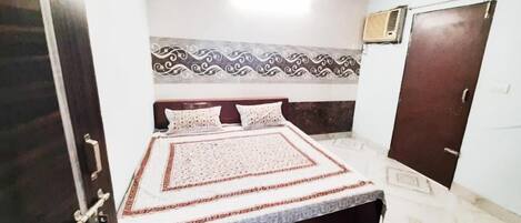 Laptop workspace, free WiFi