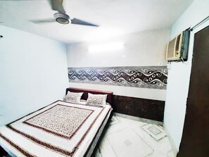 Laptop workspace, free WiFi - Aman Residency (New Delhi)