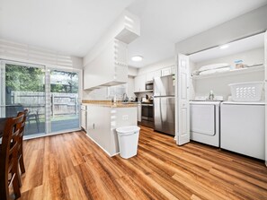 Fridge, microwave, stovetop, dishwasher