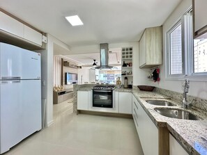 Private kitchen - 3 bedroom apartment close to the sea, next to Bassani square. (Capão da Canoa)