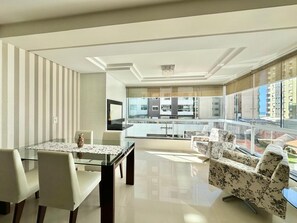 Dining - 3 bedroom apartment close to the sea, next to Bassani square. (Capão da Canoa)