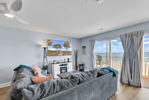 Een smart-tv, tafelvoetbal en een tafeltennistafel