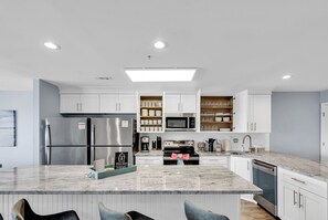 Een koelkast, een microgolfoven, een oven, een kookplaat