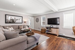 Una Smart TV, una chimenea, libros