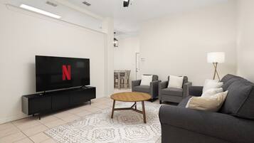 TV connectée, jeux vidéo, baby-foot, table de tennis de table