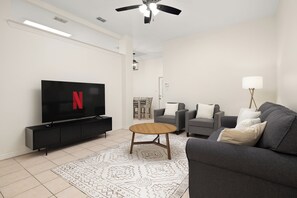 Smart-TV, videospill, fotballspill og bordtennis