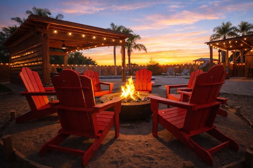 Casa Aaron, Large Pool, Game Room, Spacious Backyard with Palm Trees, 3 Bedrooms