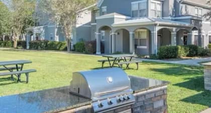Charming 2-bedroom apartment with WiFi, fitness room in terrific Gainesville