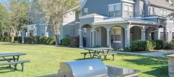 Charming 2-bedroom apartment with WiFi, fitness room in terrific Gainesville