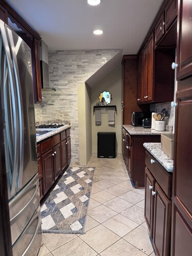 Spacious 3BR/1BA house with WiFi and Parking in Pleasant Upper Darby. 