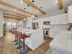 Fridge, microwave, oven, stovetop - Stress-Free in Q.C Sleeps 8! Luxury Living, Low Cost (Queen Creek)