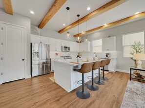 Fridge, microwave, oven, stovetop - Stress-Free in Q.C Sleeps 8! Luxury Living, Low Cost (Queen Creek)