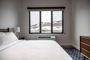 1 bedroom, iron/ironing board, WiFi, bed sheets - 1 min Walk to Ski | Cozy Studio in Pioche Village (Park City)