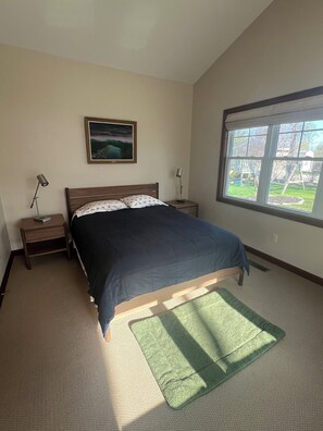 3 bedrooms, iron/ironing board, WiFi, bed sheets - Lake House minutes to Erin Hills Golf Course, Holy Hill and Ice Age Trail (Hartford)