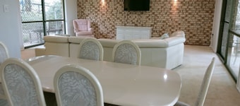 Spacious, comfortable, Pet Friendly 3-Bed House minutes from the Big Pineapple