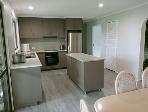 Spacious, comfortable, Pet Friendly 3-Bed House minutes from the Big Pineapple 