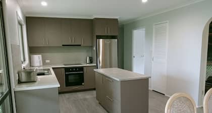 Spacious, comfortable, Pet Friendly 3-Bed House minutes from the Big Pineapple